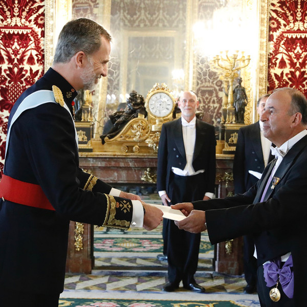 El embajador de Perú entrega ante el Rey sus Cartas Credenciales