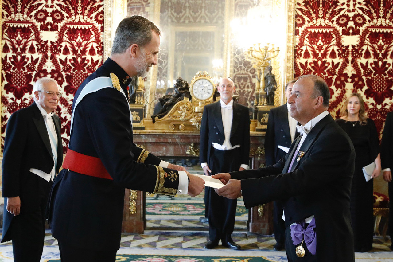 El embajador de Perú entrega ante el Rey sus Cartas Credenciales